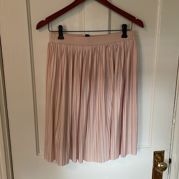 Light pink skirt, EUC - Picture 2 of 4